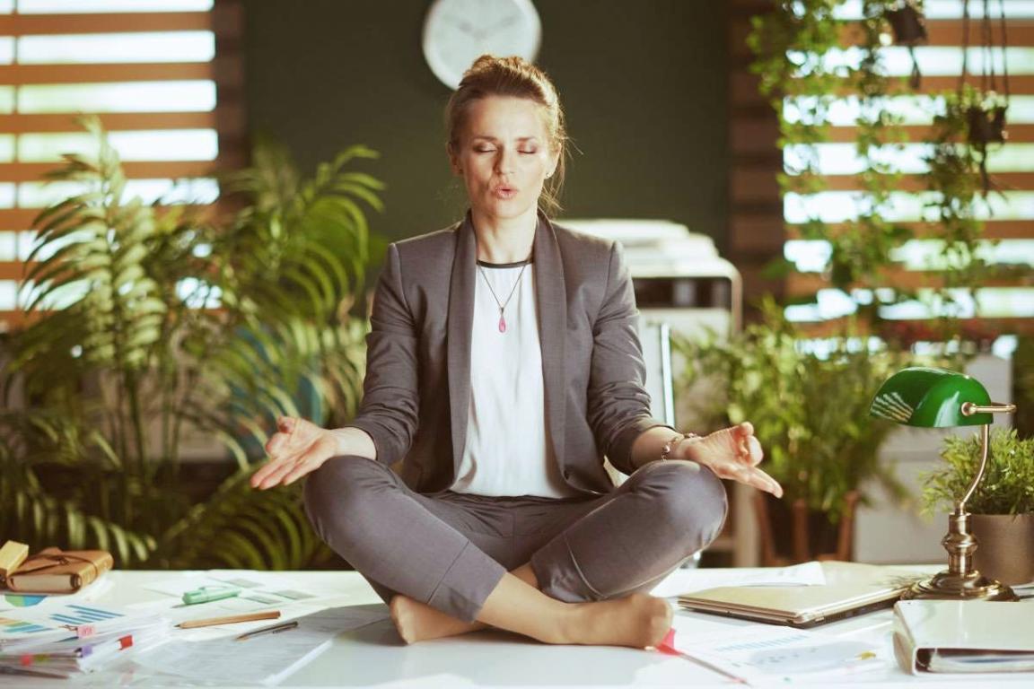 Estudiantes analizando datos de rendimiento en sesión de seminario SEO