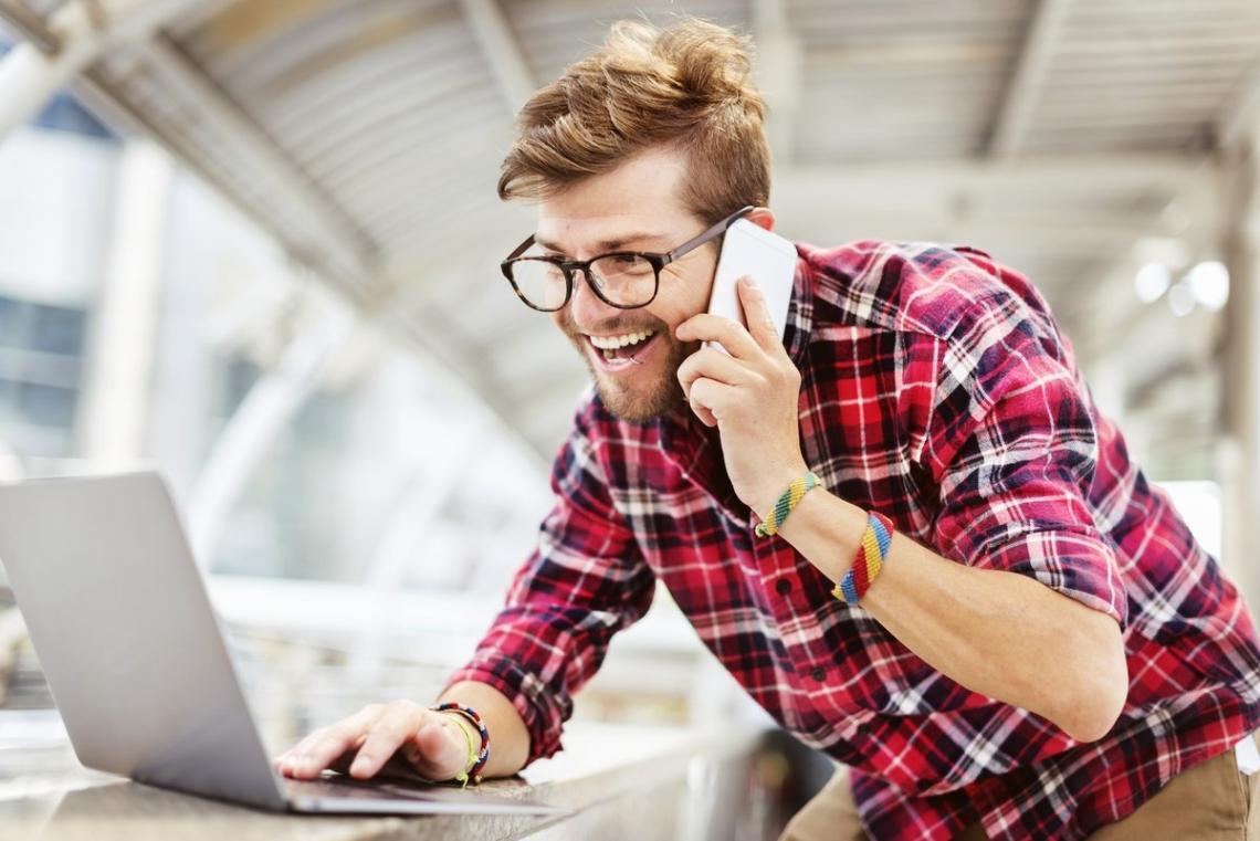 Workspace mostrando laptop con gráficos de Search Console y notas de auditoría de contenido