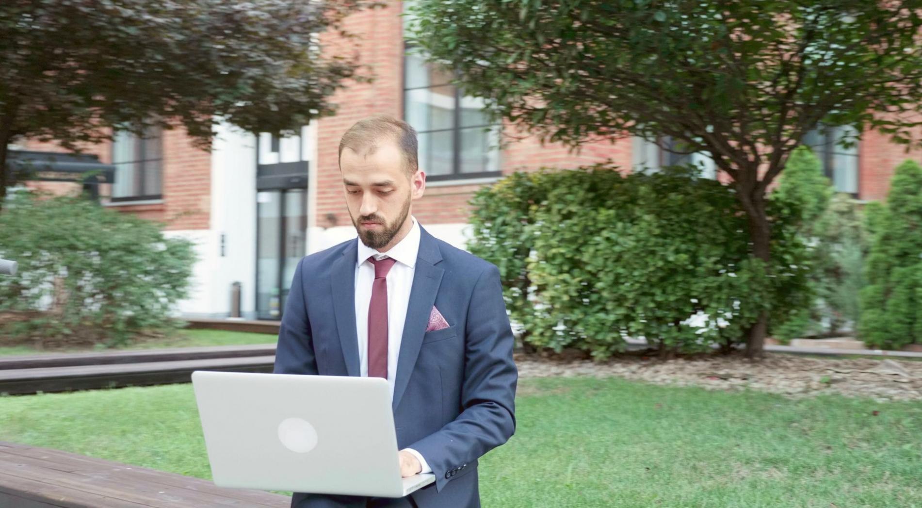 Instructores analizando datos de tráfico orgánico en pantalla durante preparación de seminario