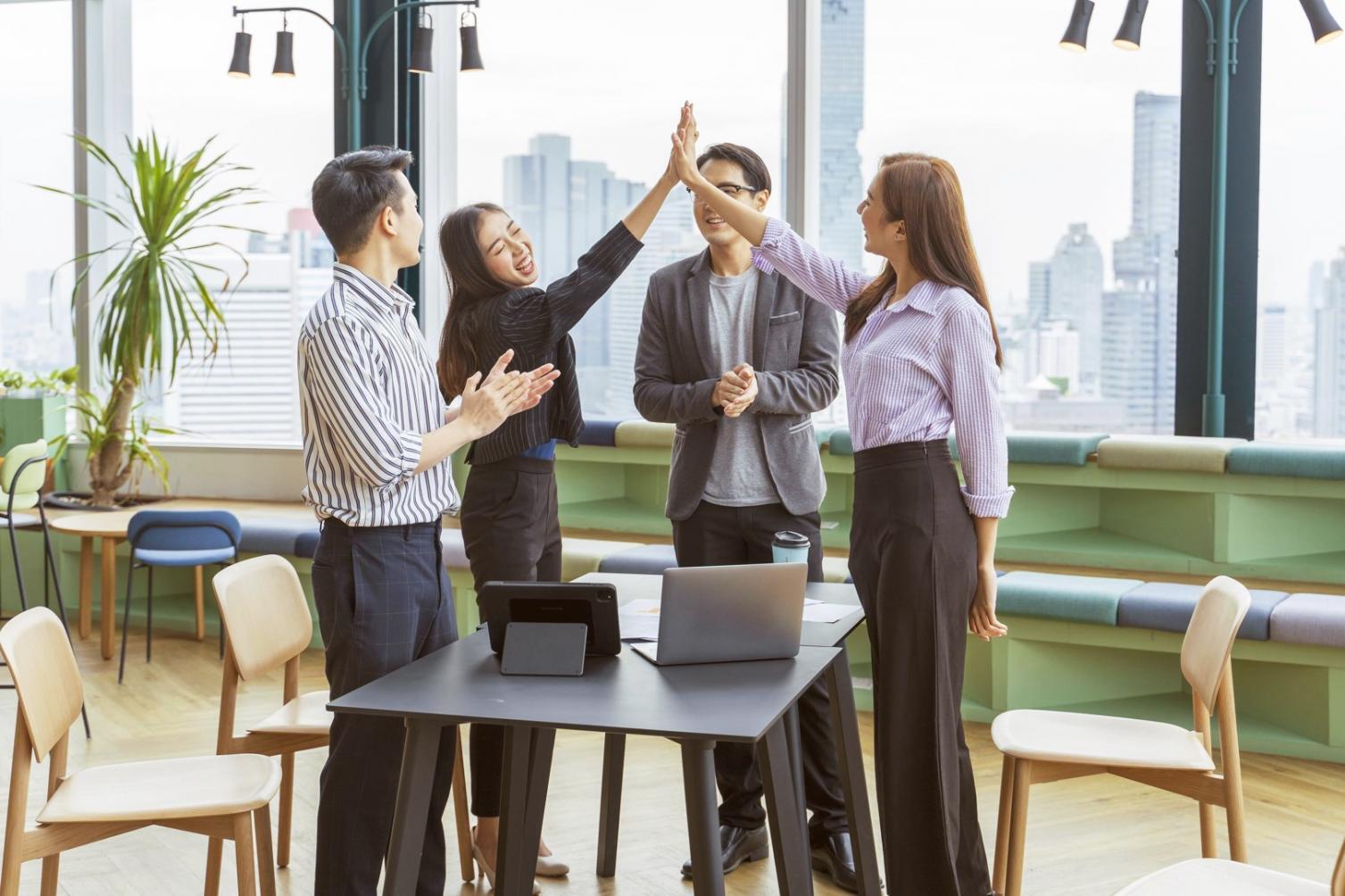 Participantes revisando métricas de rendimiento durante sesión práctica